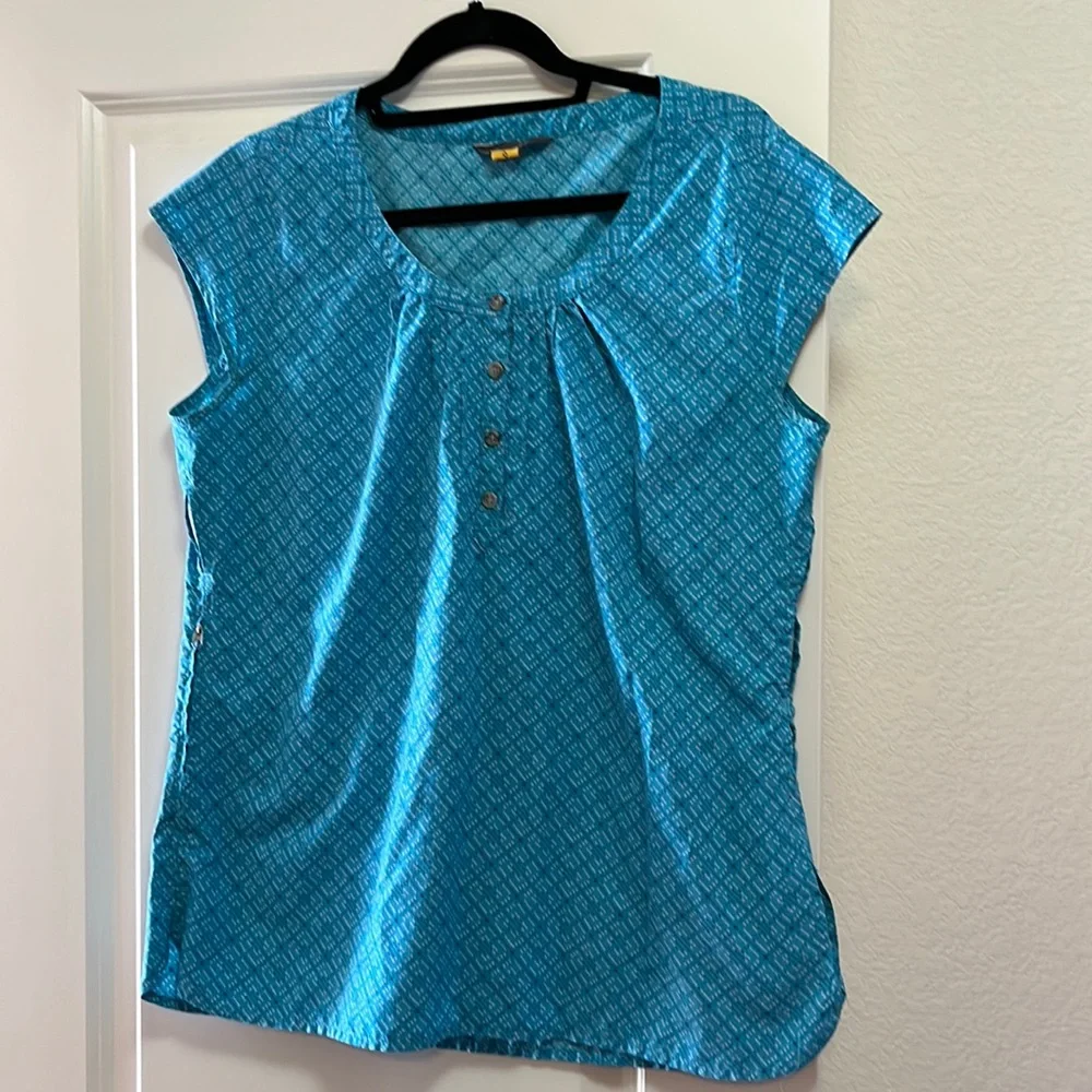 Eddie Bauer Women’s cap sleeved top, size large.